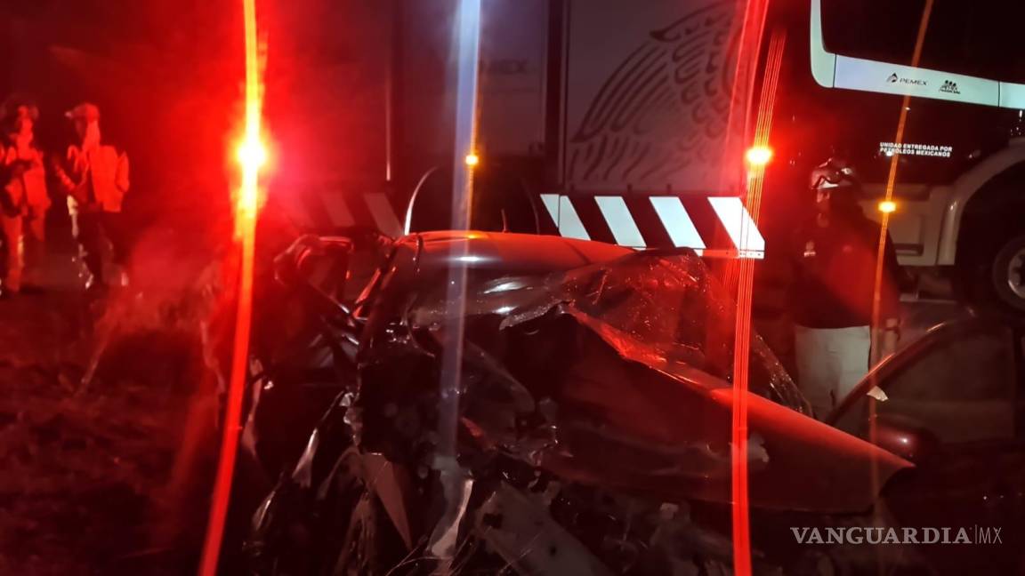 Mueren dos pasajeros de auto particular impactado por el tren en Nuevo León