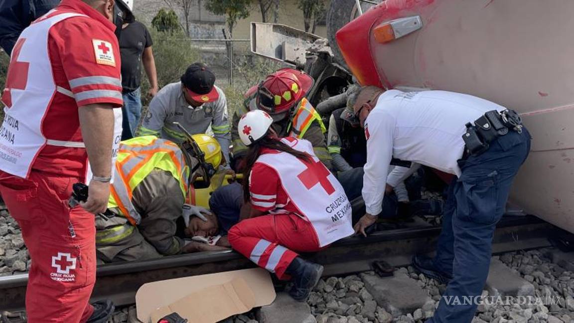 $!La locomotora golpeó la caja de carga del camión, arrastrándolo 150 metros y dejando al operador, Juan Manuel, con múltiples lesiones.