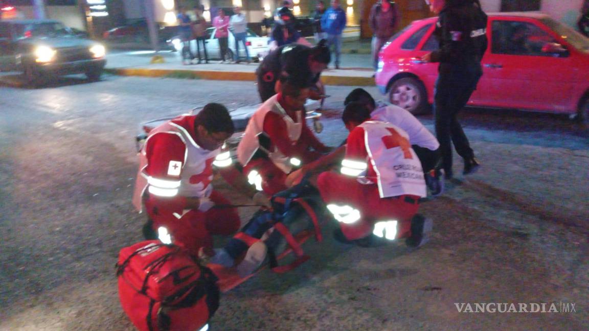 Mujer es atropellada por una ambulancia en Parras; acusan falta de códigos sonoros