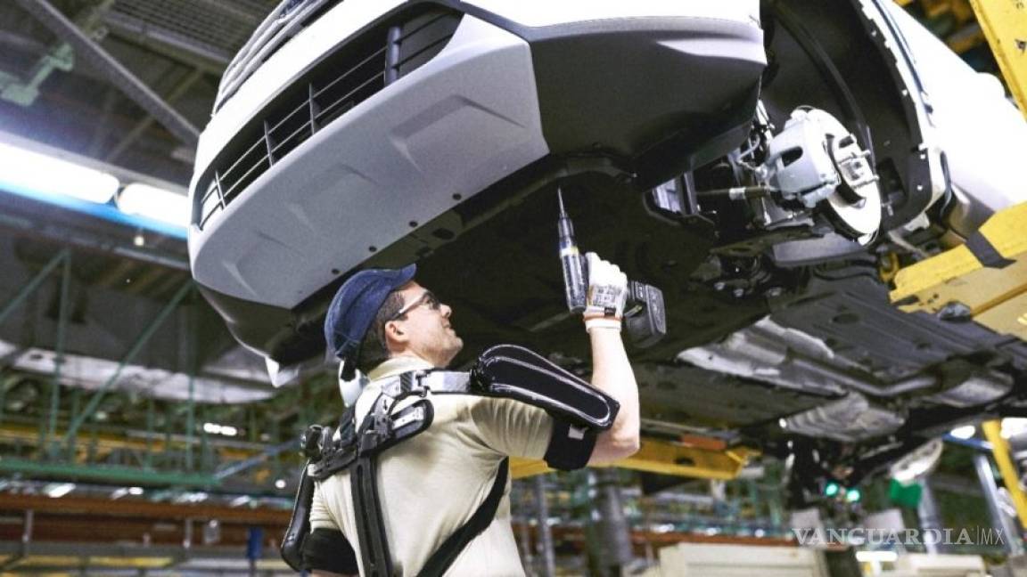 Ford integra por primera vez exoesqueletos en una planta