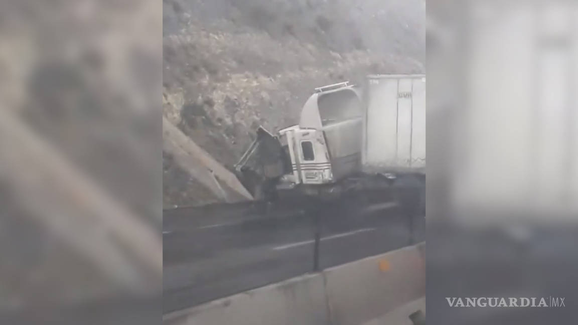 Autopista Saltillo-Monterrey paralizada por volcadura de tráiler