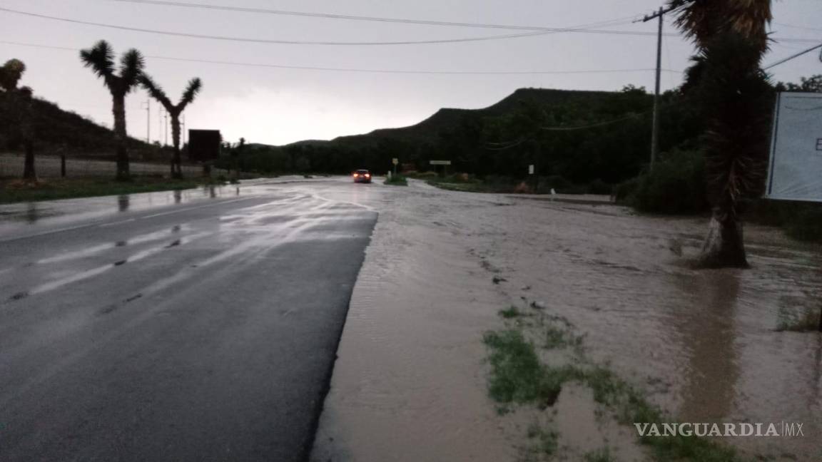 $!El agua alcanzó la carretera Parras–Paila sin señalamientos de precaución.