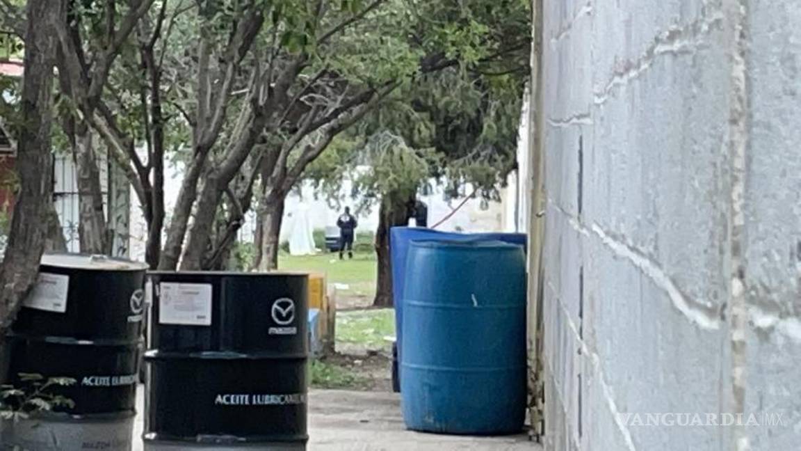 $!Agentes policiacos rodean el campo de fútbol de la Secundaria Técnica 81, donde se encontró el cuerpo del joven fallecido