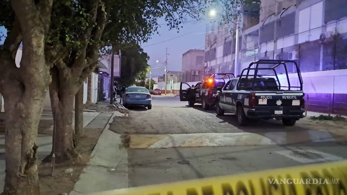Ejecutan a dos hombres frente a una secundaria, en Culiacán