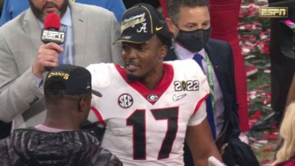 $!Nakobe Dean, defensa de los Bulldogs de Georgia se vio envuelto en una controversia al ponerse la gorra del rival. FOTO: ESPECIAL