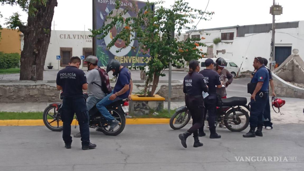 Retienen más de 20 motos por falta de papeles durante operativo en Parras