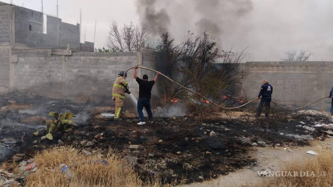 Tres incendios simultáneos movilizan a bomberos en Parras; buscan a sospechoso