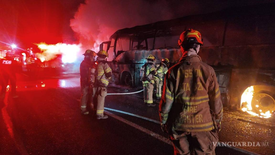 Se incendia autobús de pasajeros en la autopista a Saltillo