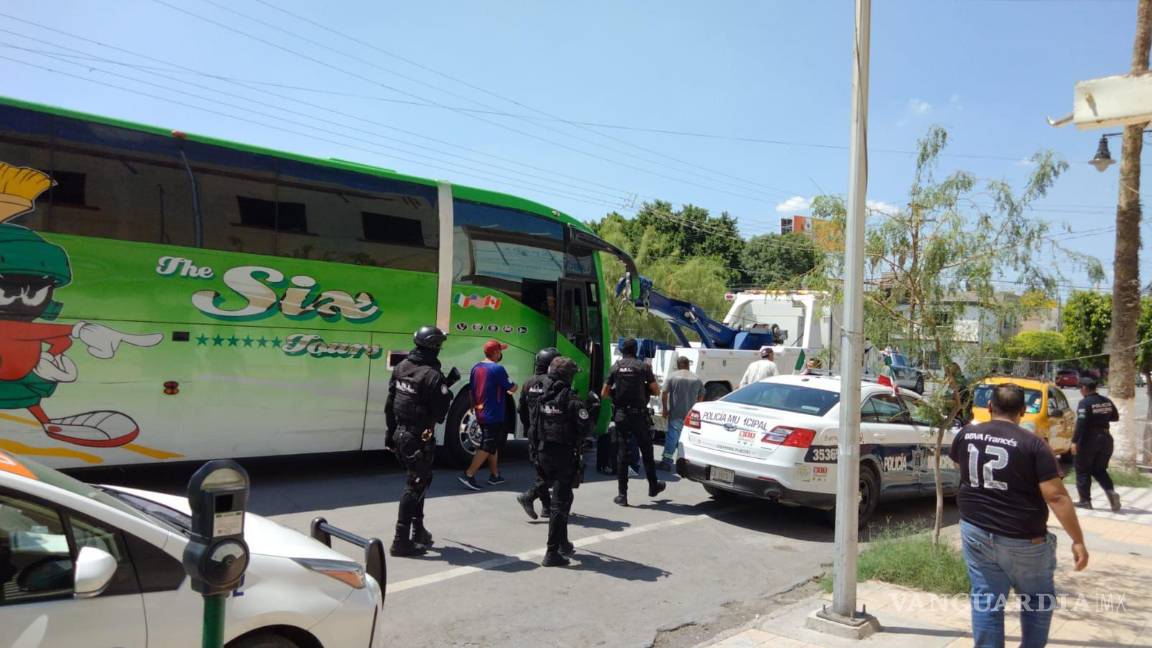 Retiran a un camión de turismo por afectaciones en Torreón