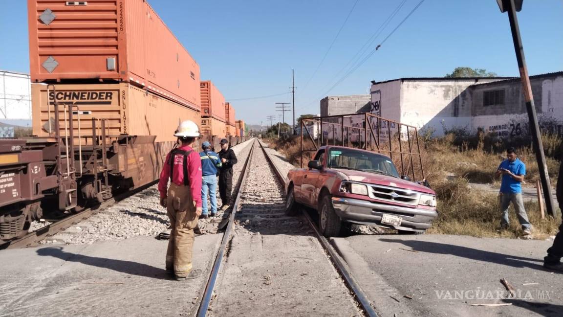 Se salva de milagro: trata de ganarle al tren y lo impacta en Ramos Arizpe