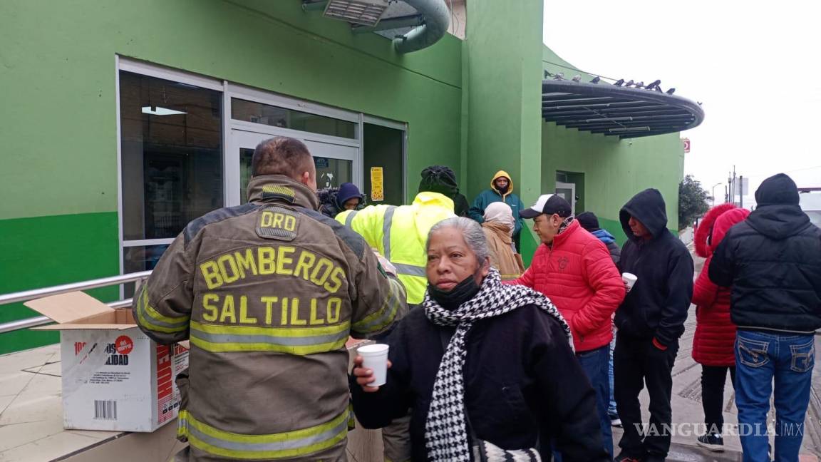 Frente Frío 24 motiva solidaridad de bomberos de Saltillo; reparten pan y champurrado