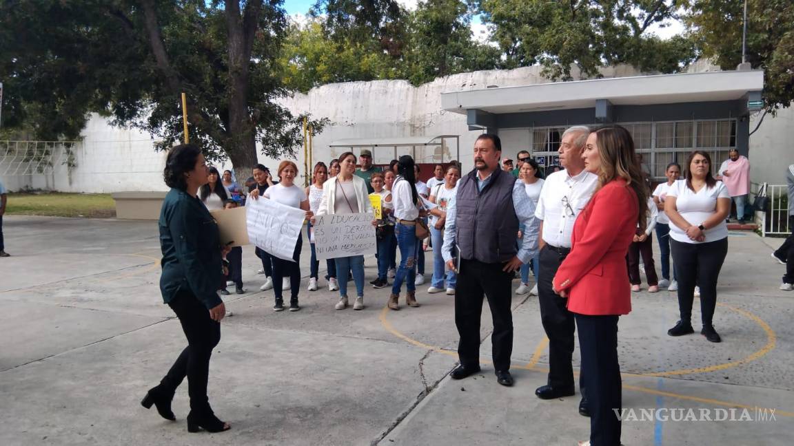 Protestan alumnos, padres de familia y maestros ante el cierre de escuela secundaria en Parras