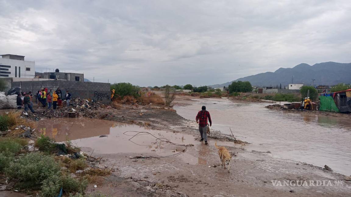 $!En la colonia La Florencia la corriente pluvial alcanzó niveles de riesgo.
