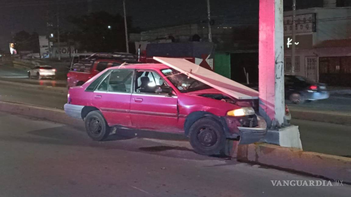 Saltillo: se le cae la puerta que transportaba y lo hace chocar; conductor termina lesionado