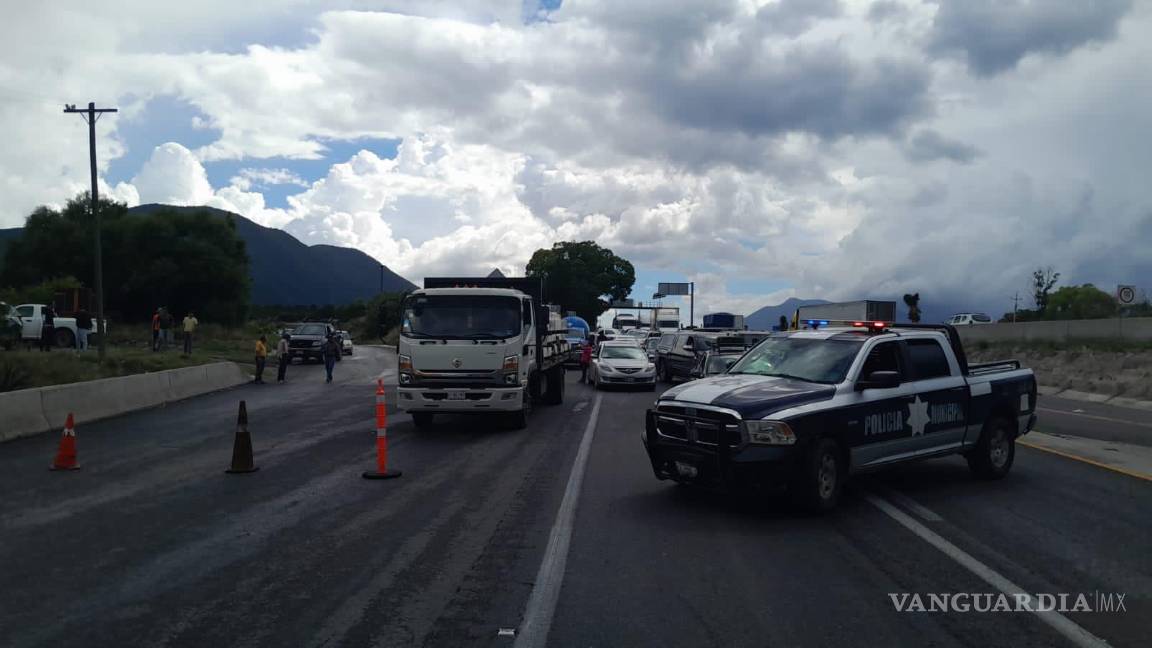 Intensas lluvias provocan volcadura de tráiler en Los Chorros