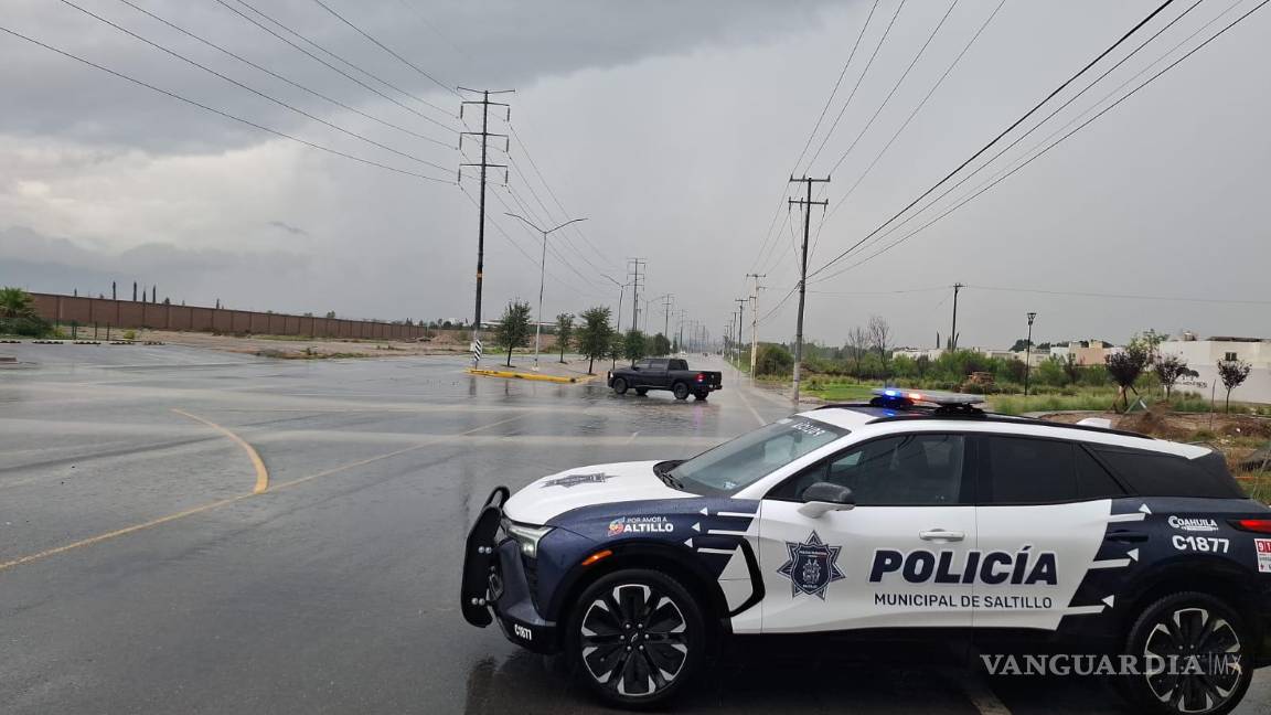 $!Tramos del bulevar José Musa fueron cerrados a la circulación debido a encharcamientos y automóviles varados durante la tormenta.