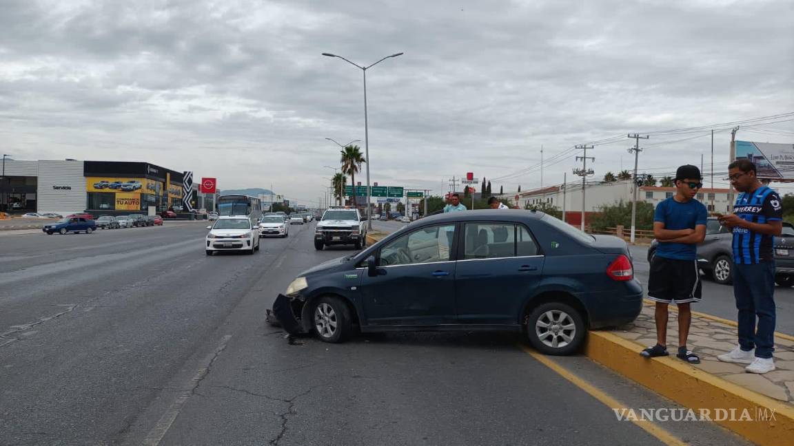 Choca, se fuga, invade carril, provoca otro accidente y afecta al tráfico en V Carranza de Saltillo