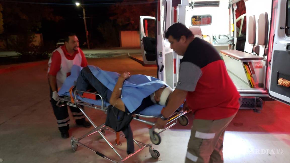 Vuelca tráiler en la carretera Torreón-Saltillo; tripulantes resultan lesionados