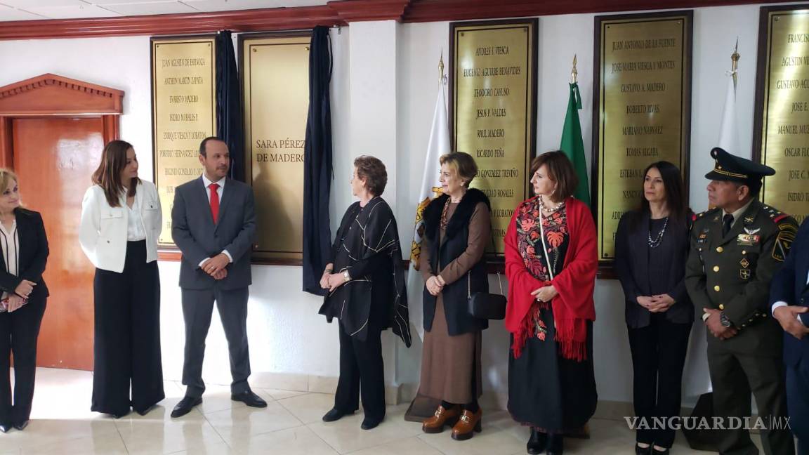 $!Una placa fue revelada en la sala de cabildo, en honor a la esposa de Francisco I. Madero, Sara Pérez de Madero.