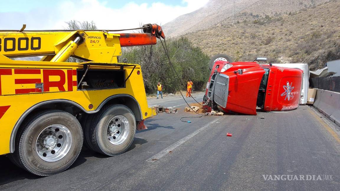 Le gana peso y tráiler sufre accidente en ‘Los Chorros’