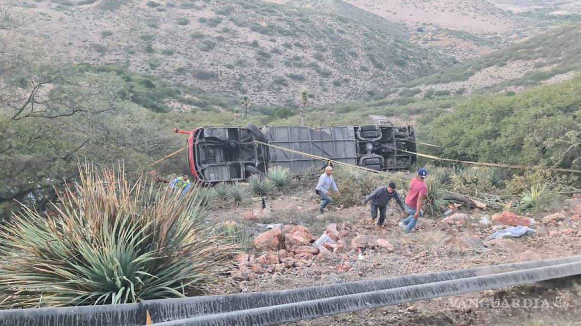 Vuelca autobús a barranca en San Luis Potosí, reportan 10 personas sin vida