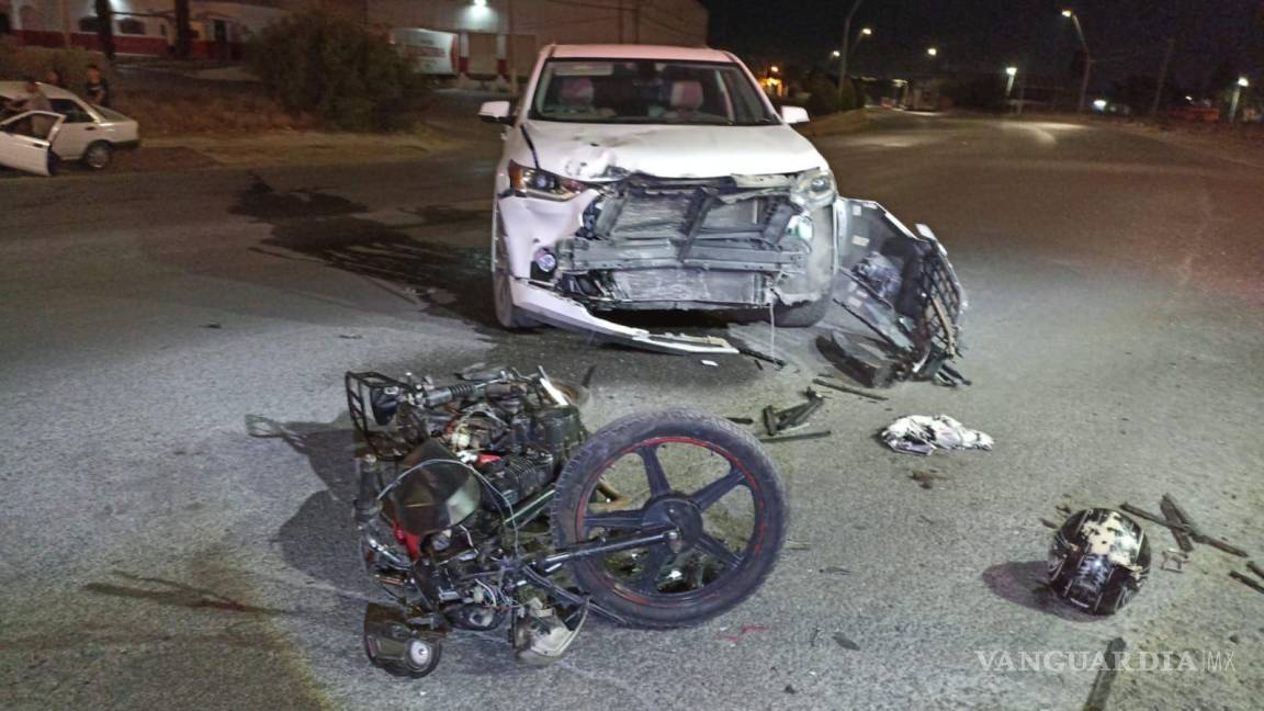 Grave, motociclista tras ser embestido por imprudente conductora, al oriente de Saltillo