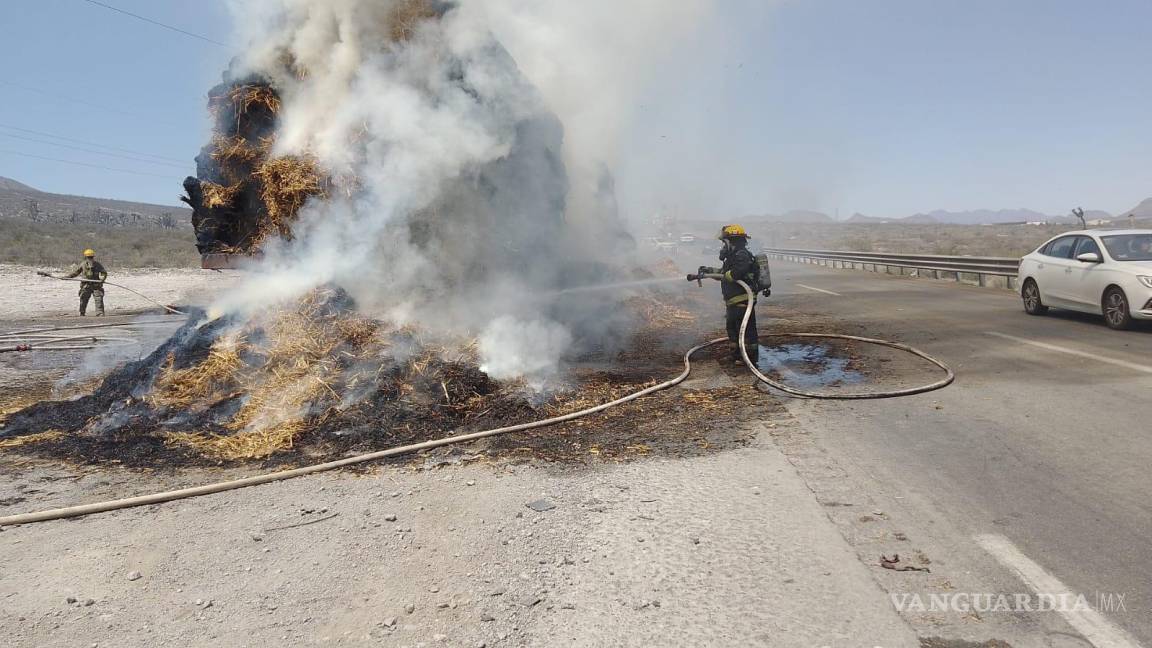 Tráiler sufre incendio y se consumen 40 toneladas de alfalfa en carretera Monterrey-Saltillo