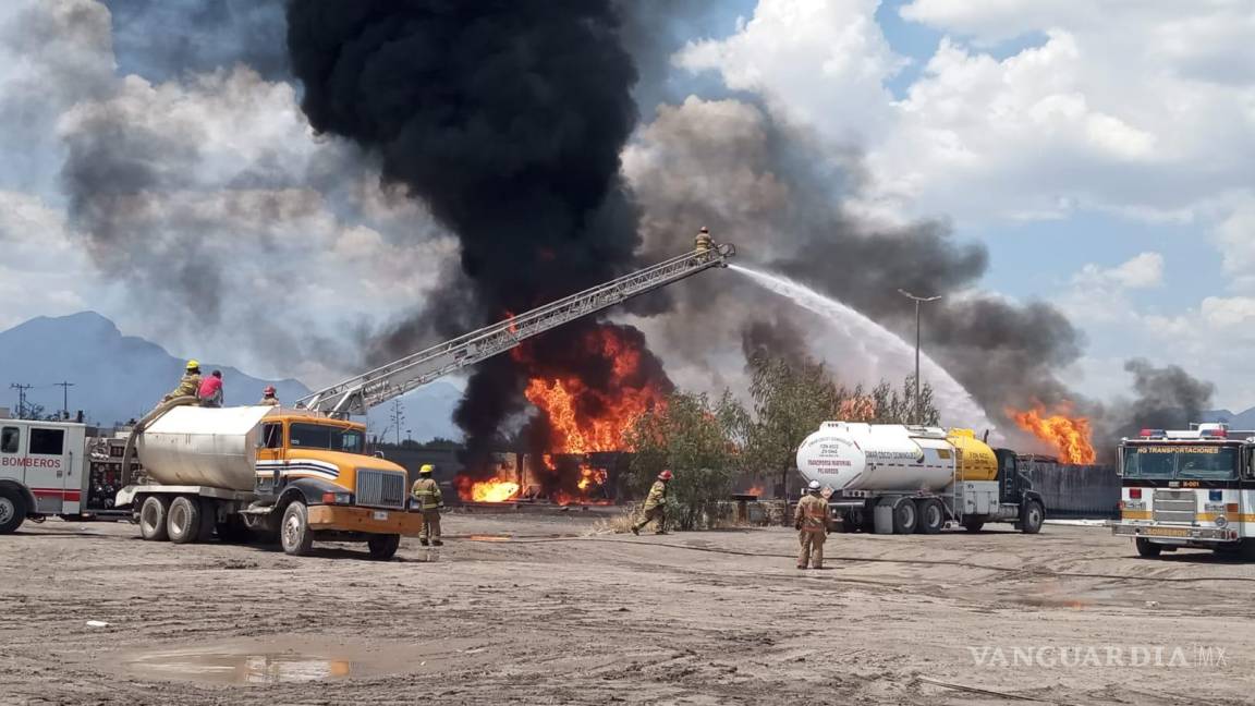 Evacuan a más de mil por incendio de tanques en una empresa en Nuevo León