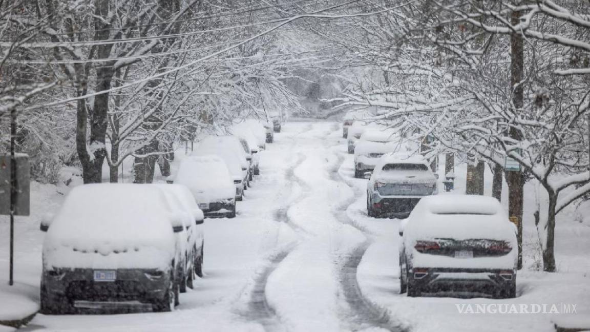 $!En Erie, estado de Nueva York, algunos cuerpos fueron hallados en autos y otros en la calle en medio de la nieve.