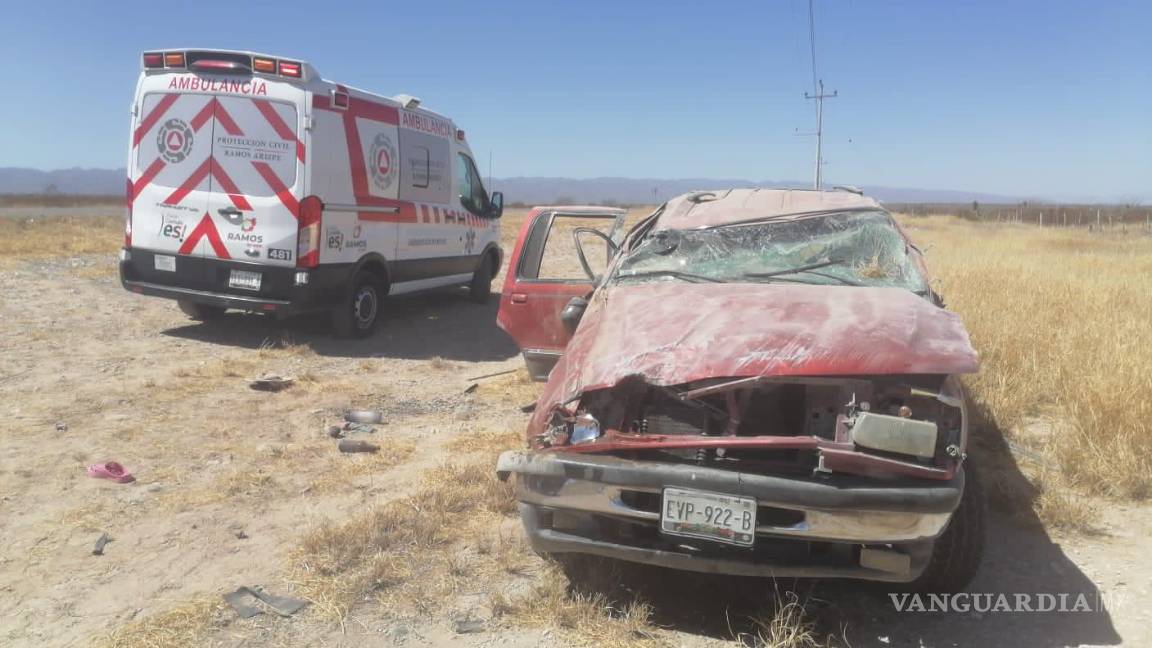 Monclovenses casi mueren en volcadura en la carretera a Saltillo