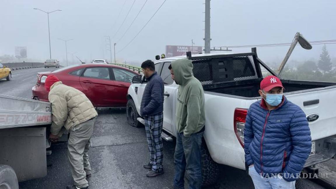 $!El tráfico permaneció paralizado en el puente tras colisión.