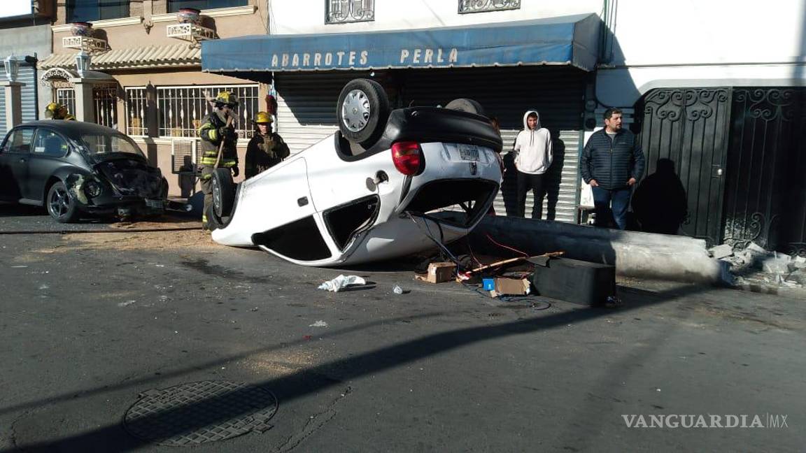 Vuelca, se lesiona y provoca accidente múltiple en Bellavista, Saltillo; intentaba fugarse