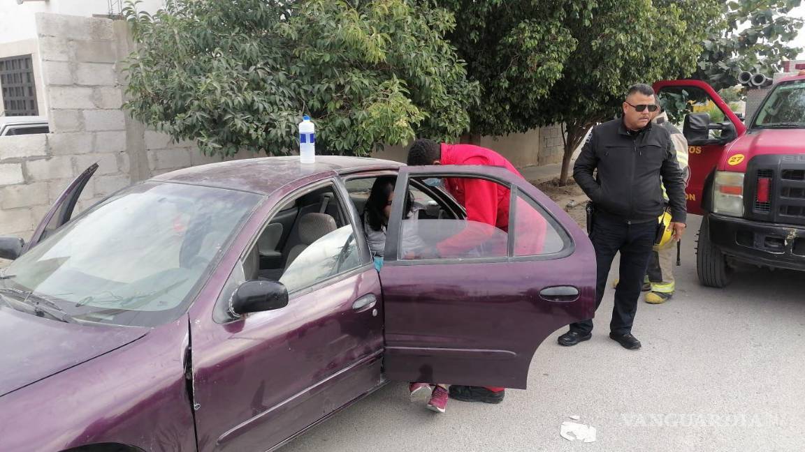 Rescatan a menor atrapado de la cajuela cerrada de un automóvil en Torreón; jugaba a las escondidas