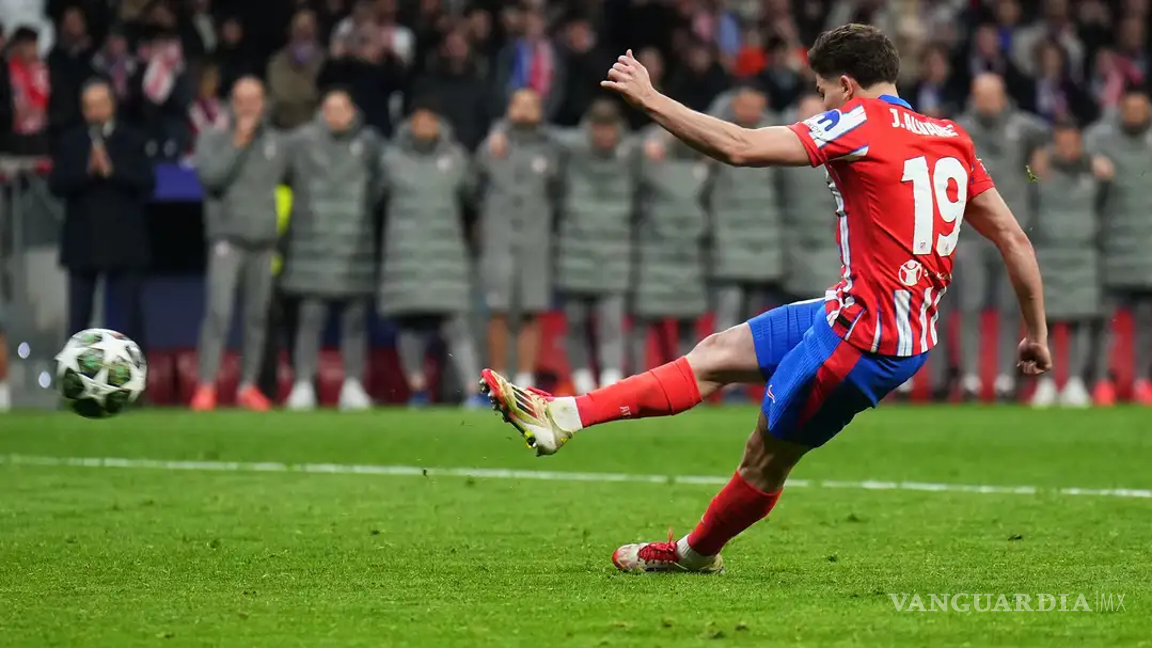 Julián Álvarez, con resbalón, cambia las reglas de los tiros penales en el mundo