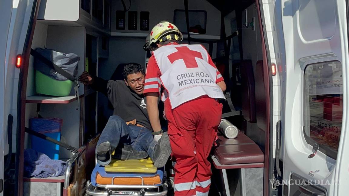 Camioneta derriba a motociclista y huye, al sur de Saltillo