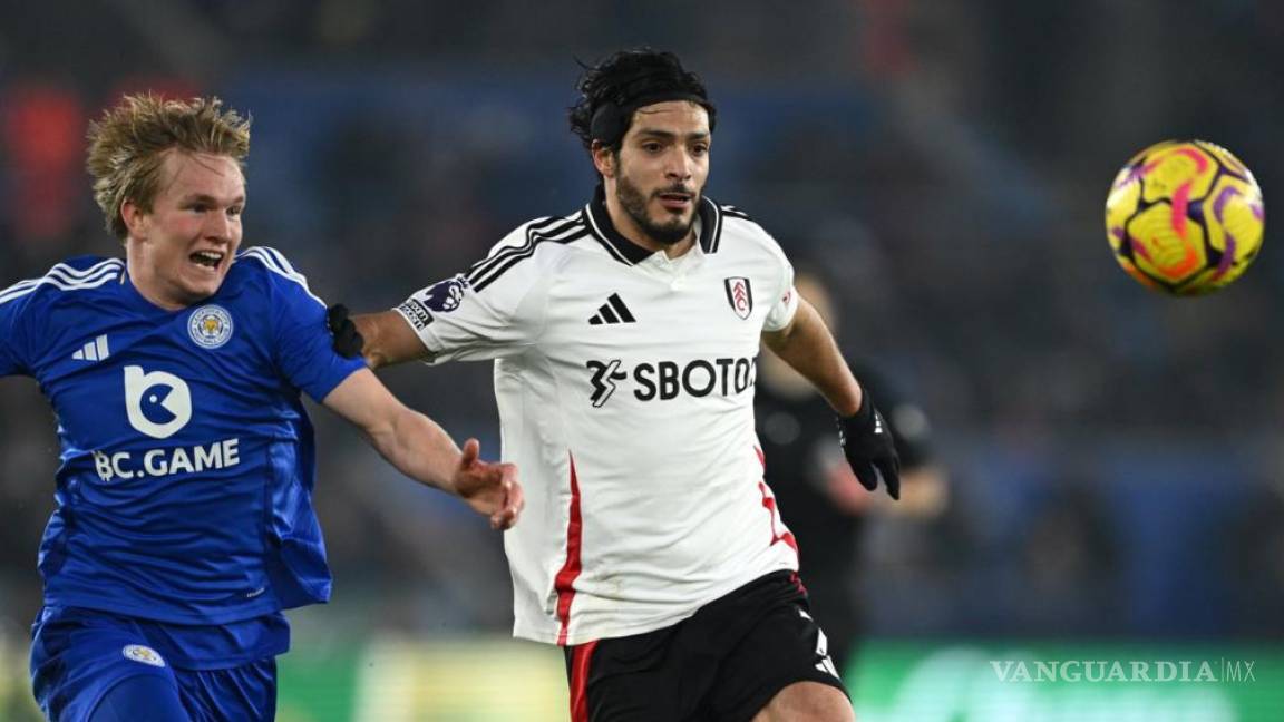 Raúl Jiménez juega 71 minutos en triunfo de Fulham ante el Leicester