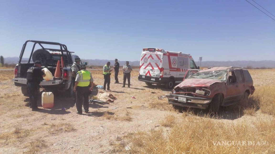 Monclovenses casi mueren en volcadura en la carretera a Saltillo
