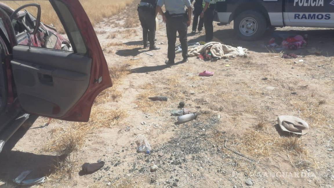 Monclovenses casi mueren en volcadura en la carretera a Saltillo