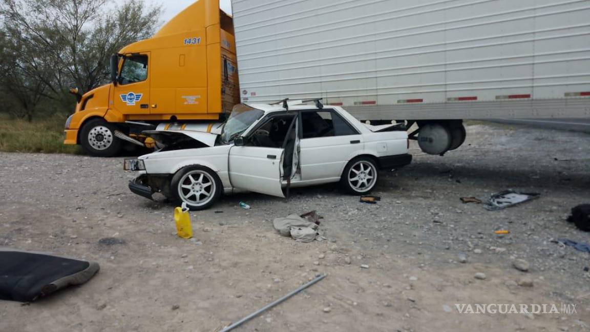 Trailero provoca accidente en la carretera Monclova-Saltillo y deja tres heridos, uno de ellos de gravedad