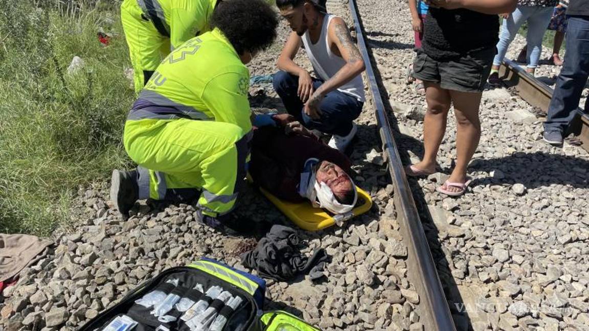 $!Ambulancia atiende a Rafael Eduardo Delgado Espinosa, de 31 años, después de ser golpeado por un tren durante una acalorada pelea.