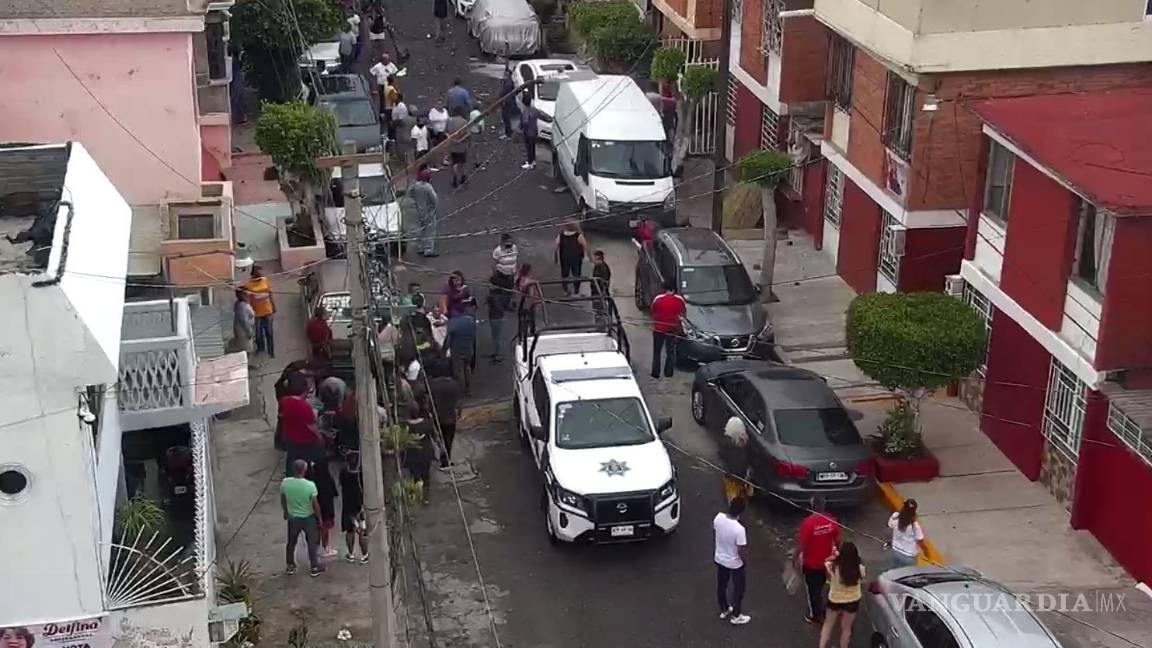 $!El impacto provocó que una persona saliera expulsada del domicilio afectado.