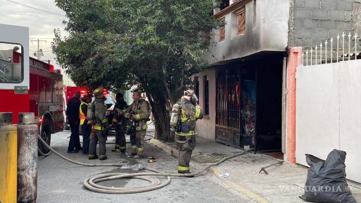 $!Vecinos alertaron a las autoridades a través del 911 al observar una columna de humo que sale de las ventanas de la residencia afectada.