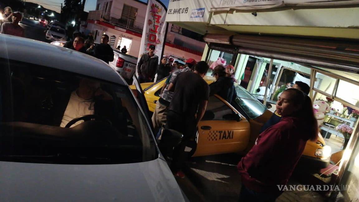 Extranjero impacta taxi contra florería y la destroza, en la colonia Bellavista de Saltillo