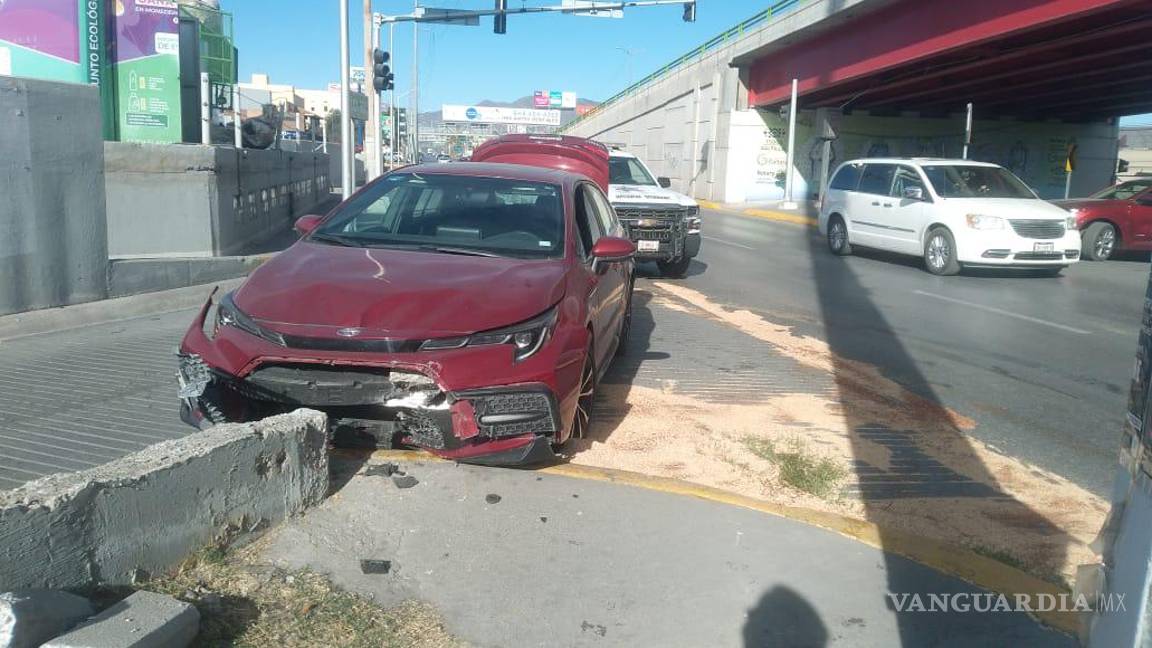 Sol lo ‘ciega’ y se estampa contra entrada de un centro comercial de Saltillo