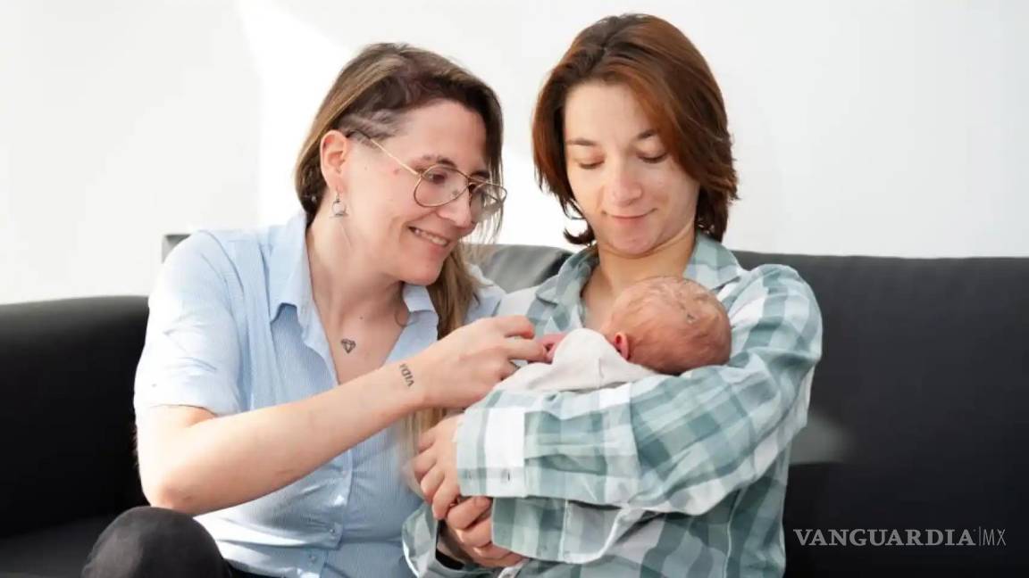 Nace Derek Eloy, el primer bebé europeo gestado en el vientre de dos mujeres (video)