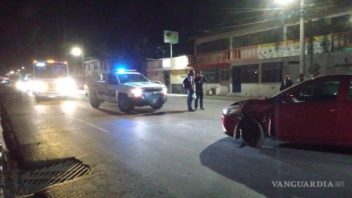 Veloz motociclista sale volando tras impacto contra auto, al sur de Saltillo