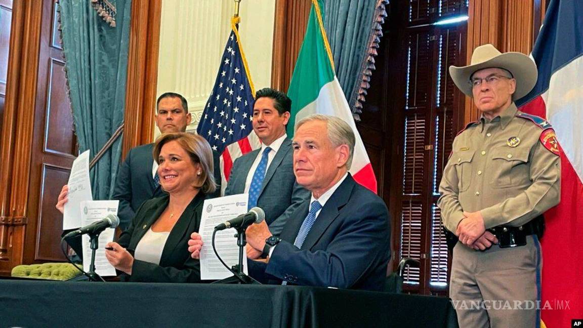 $!El gobernador de Texas, Greg Abbott, en la firma del acuerdo de seguridad fronteriza con la gobernadora de Chihuahua, Maru Campos Galván, en Austin Texas, el 14 de abril de 2022.