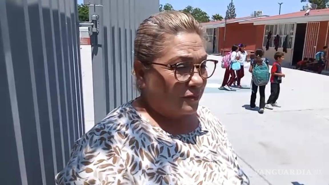 Fumigan escuela José Martí en Parras por presencia de zancudos