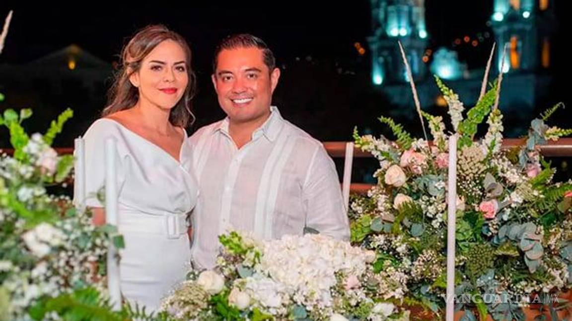 $!El enlace matrimonial civil se celebró el viernes, pero ayer sábado en la noche se realizó la boda religiosa del servidor público