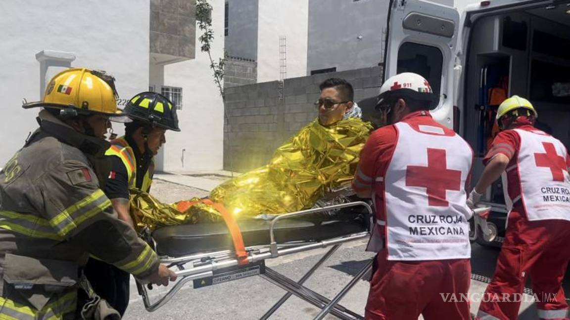 $!Personal de emergencia trasladó a Aldo Noé Martínez González en camilla desde su domicilio hasta la ambulancia para llevarlo al hospital.